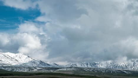 Wolken-über-den-Gipfeln-des-Tian-Shan-Gebirges-in-Kasachstan.-Timelapse-FullHD