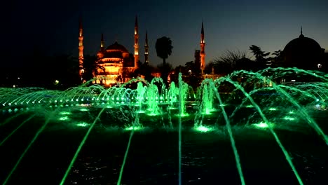 Beleuchtete-Sultan-Ahmed-Moschee-Blaue-Moschee-vor-Sonnenaufgang,-Blick-auf-den-Abend-Brunnen.-Istanbul,-Türkei