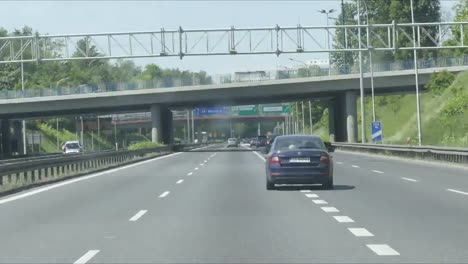 Coche-coches-a-lo-largo-de-la-carretera-cerca-de-Praga.-La-pista-con-los-coches.