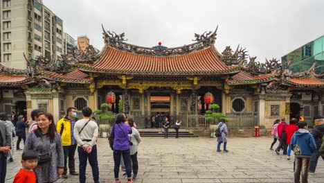 Timelapse-del-Templo-Longshan-con-multitud-de-turismo-en-Taipei,-Taiwán-lapso-4K