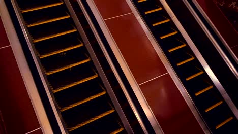 Escalera-móvil-en-el-metro