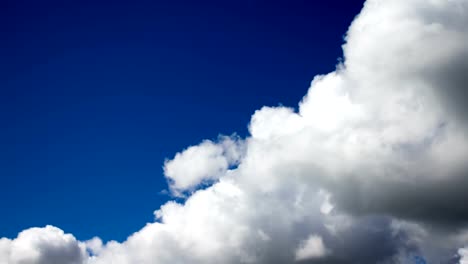 Hermoso-espectacular-cloudscape.-Balanceo-de-las-nubes