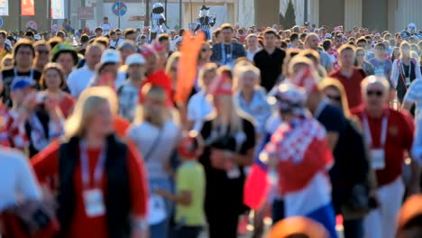 Menge-von-Menschen-auf-der-Straße.