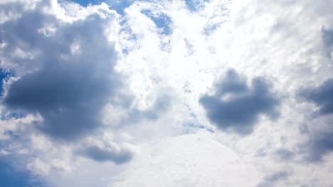 Schöne-dramatische-Wolkengebilde.-Rollenden-Wolken