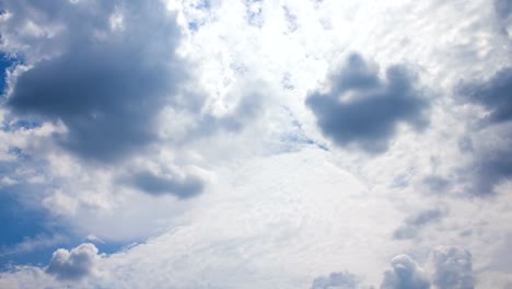 Hermoso-espectacular-cloudscape.-Balanceo-de-las-nubes