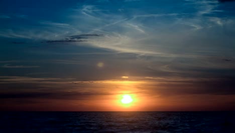 Sunset-in-the-clouds-and-on-the-sea