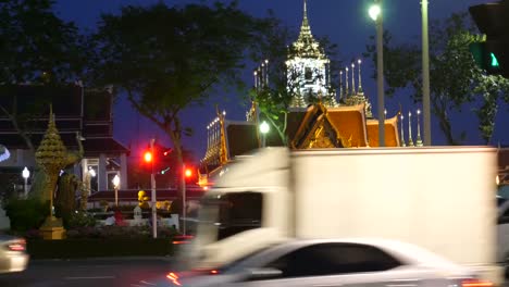 Tráfico-y-templo-en-Bangkok