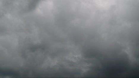 Schöne-weiße-Wolken-schweben-über-den-Bildschirm-in-der-Zeit-verfallen-Mode-über-einen-blauen-Hintergrund.