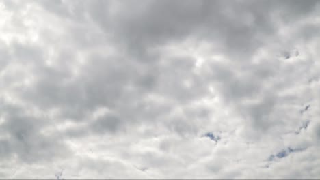 Hermosas-nubes-blancas-se-disparan-a-través-de-la-pantalla-de-manera-de-lapso-de-tiempo-sobre-un-fondo-azul-intenso.