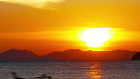 Barcos-de-cola-larga-en-puesta-del-sol,-Tailandia,-timelapse