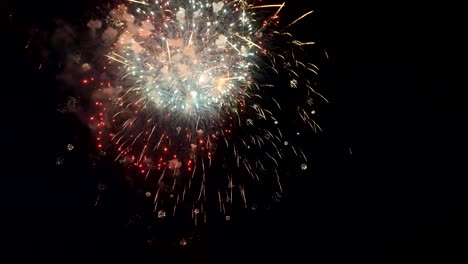 Schöne-bunte-Feuerwerk.-Feier