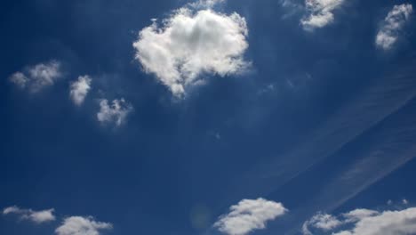 Schöne-ungewöhnliche-Wolkengebilde.-Rollenden-Wolken