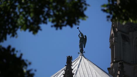 Estatua-en-Nueva-York-de-la-iglesia-de-la-orilla