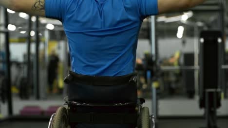 Hombre-en-silla-de-ruedas-entrenamiento-en-máquina-de-Cable-en-gimnasio