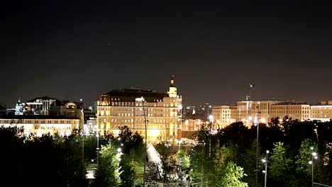 Parque-Zaryadye-(de-noche)--parque-urbano-situado-cerca-de-la-Plaza-Roja-en-Moscú,-Rusia.-Zaryadye-Park-es-el-primer-parque-público-construido-en-Moscú-de-más-de-50-años.-El-parque-fue-inaugurado-el-09-de-septiembre-de-2017