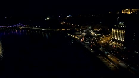 Vista-aérea-de-Drone:-vista-del-paseo-de-noche-con-coches-y-puentes-superior.