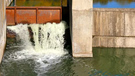 Damm-an-einem-kleinen-Fluss.-Wasserfall.-Landschaft-im-Herbst.