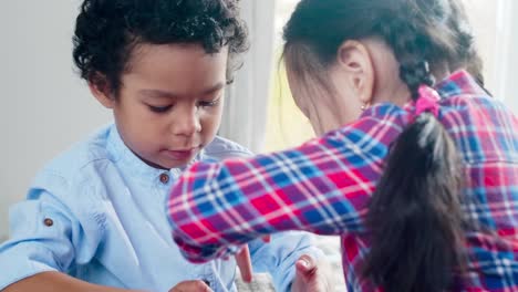 Kleinen-afrikanischen-jungen-und-asiatische-Mädchen-spielen-auf-Smartphone