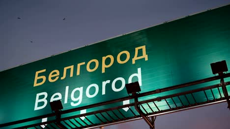 Avión-aterrizando-Belgorod-durante-un-maravilloso-amanecer