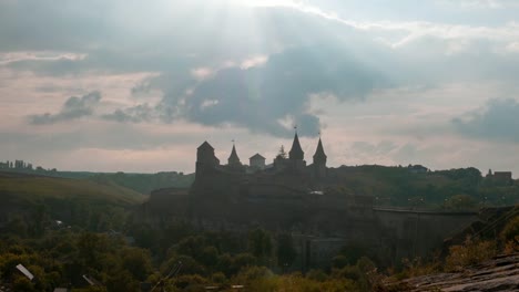 Zeitraffer-der-Silhouette-der-mittelalterlichen-Stadtbefestigung-Burg-Kamenez-Podolsk