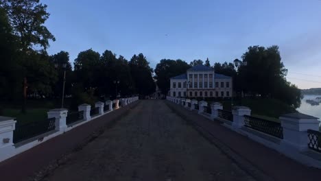 Vista-del-amanecer-de-Uglich-en-Río-de-Volga,-Rusia