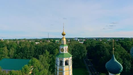 Vista-de-Uglich-en-Río-de-Volga,-Rusia