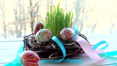 hausgemachte-Nest-mit-der-Gruppe-von-Easter-eggs