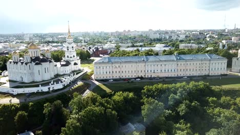 Luftaufnahme-von-Vladimir-mit-Himmelfahrts-Kathedrale