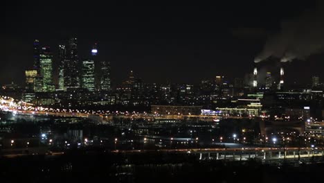 Moskauer-internationales-Wirtschaftszentrum-"Moskau-Stadt».-Nächtliches-oder-abendliches-Stadtbild.-Blauer-Himmel-und-Straßenbeleuchtung.-Stadtarchitektur