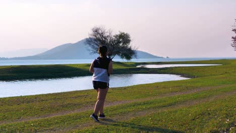 Eine-fette-asiatische-Frau,-die-abends-im-natürlichen-Sonnenlicht-joggt.
Sie-versucht,-mit-Übung-Gewicht-zu-verlieren.--Konzept-Gesundheit-mit-Bewegung.-Zeitlupe