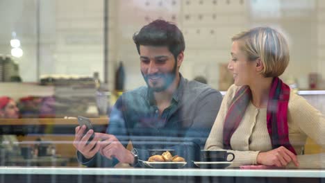 Tecnología.-Gente-feliz-con-teléfono-móvil-divertirse-en-el-café