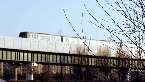 Overground-metro-above-the-park