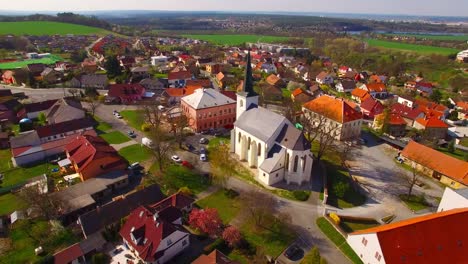 Kamerafahrt-über-kleines-Dorf-Litice-Vorort-Pilsen.-Leben-in-der-Agrarlandschaft.-Umweltfreundliches-Wohnen.-Tschechien,-Europa.