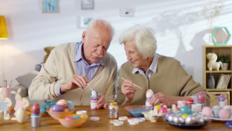 Pareja-de-ancianos-pintura-huevos-de-Pascua