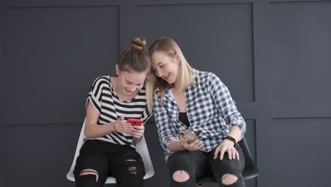 Teen-Mädchen-diskutieren,-während-mit-Social-Media-App-auf-Mobiltelefonen