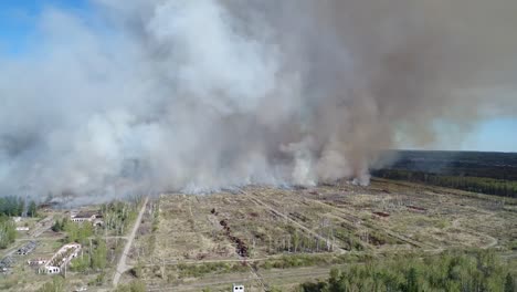 Feuer-auf-dem-Gelände-einer-verlassenen-Militäreinheit.-Brennender-Wald-und-Gras