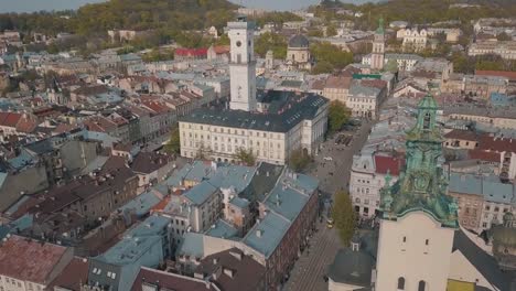 Aerial-City-Lwiw,-Ukraine.-European-City.-Beliebte-Stadtteile.-das-Rathaus