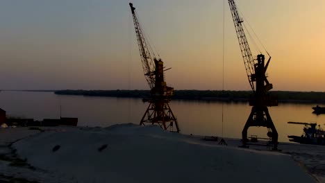 antiguo-puerto-fluvial-con-grúas-portuarias.-Atardecer