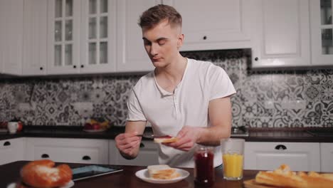 Hombre-usando-la-tableta-durante-el-desayuno