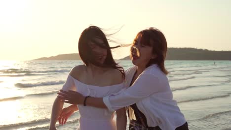 Slow-motion-pareja-de-jóvenes-lesbianas-asiáticas-corriendo-en-la-playa.-Hermosas-mujeres-amigas-feliz-relax-divertirse-en-la-playa-cerca-del-mar-cuando-la-puesta-de-sol-en-la-noche.-Lifestyle-pareja-lesbiana-viaje-en-concepto-de-playa.