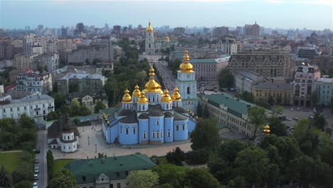 Vista-aérea-de-la-Catedral-de-San-Miguel-y-el-Ministerio-de-Asuntos-Exteriores,-Kiev