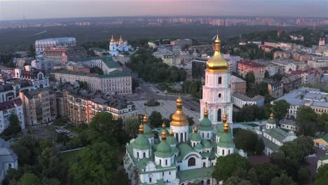 Flug-bei-Sonnenuntergang-über-der-St.-Sophia-Kathedrale,-Kiew,-Ukraine