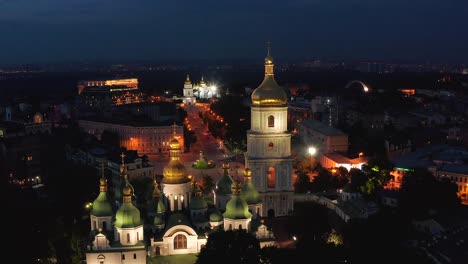 Vuelo-por-la-noche-sobre-la-Catedral-de-Sofía-en-Kiev