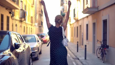 Schöne-sexy-Shemale-Frau-in-der-modernen-Stadt