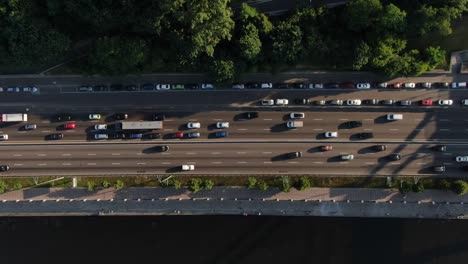 Steigende-Drohnenaufnahme-zeigt-spektakuläre-Hochstraße-und-Konvergenz-von-Straßen,-Brücken,-Verkehr-und-Infrastrukturentwicklung-in-der-Stadt