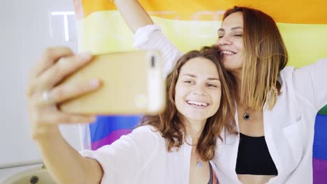 Lesbian-couple-with-rainbow-flag