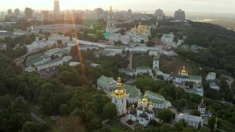 Kiev-Pechersk-Lavra-al-atardecer,-Kiev,-Ucrania