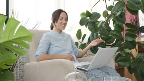 Frau-jubelt-beim-Video-Chat-auf-Laptop