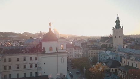 Ciudad-aérea-de-Lviv,-Ucrania.-Ciudad-Europea.-Zonas-populares-de-la-ciudad.-Ayuntamiento