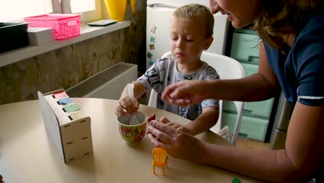 autistic-boy-feeds-kitty-classes